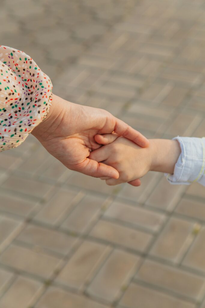 Hand in hand moeder en kind symboliseert herstel